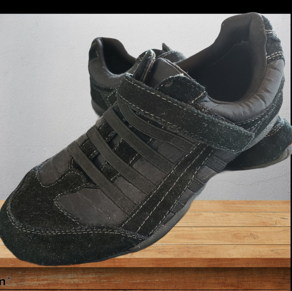 Memory foam adjustable walking shoes